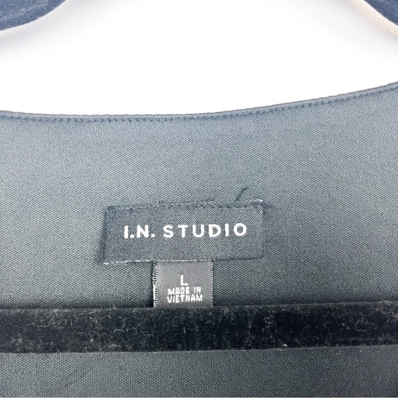 I.N. Studio Long Sleeve Gray Red Patterned Blouse with Fringe Cuffs - Picture 7 of 8